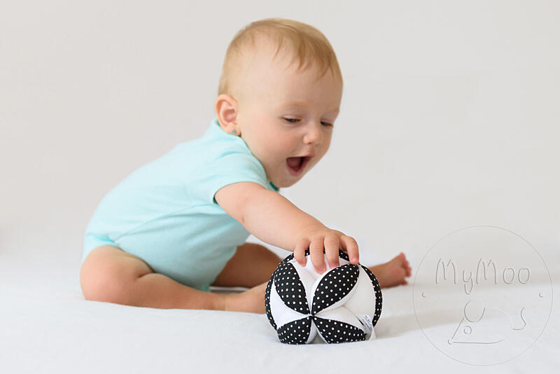 mymoo montessori úchopový míček černobílá 1