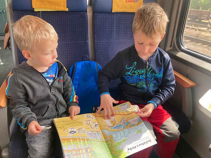 jízda vlakem s dětmi - samolepkové knížky