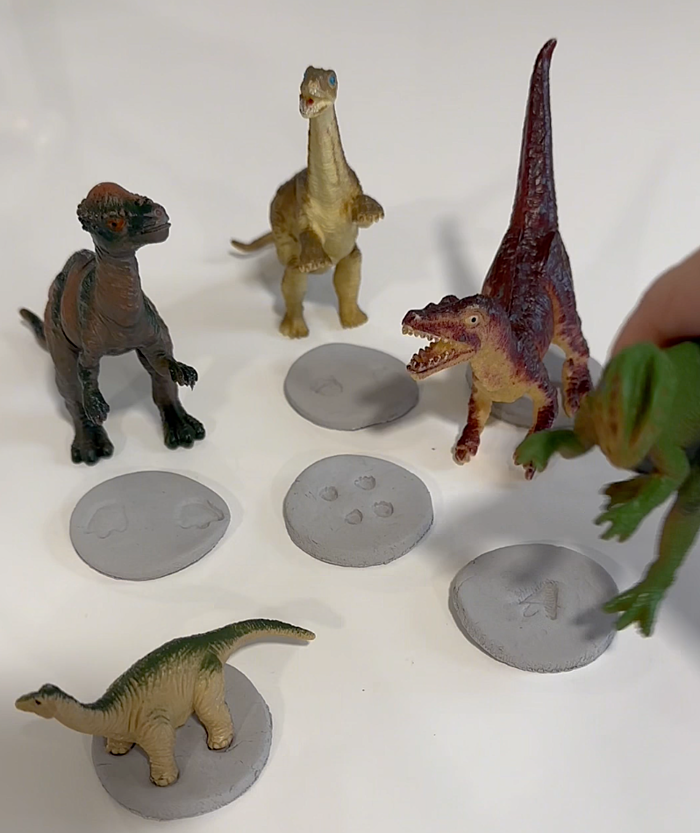 sensory play dinosauři - jejich stopy